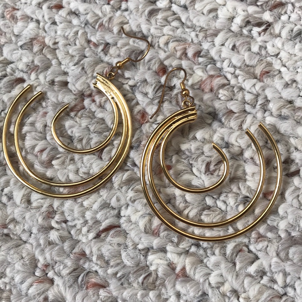Pretty gold tone hoop earrings - Picture 5 of 5